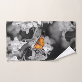 Orangefarbener Schmetterling auf Blossom Handtuch