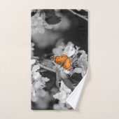 Orangefarbener Schmetterling auf Blossom Handtuch (Handtuch)