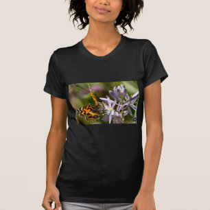 Orangefarbener Schmetterling auf wilder Hyazinthe  T-Shirt