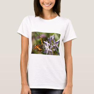 Orangefarbener Schmetterling auf wilder Hyazinthe  T-Shirt