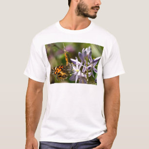 Orangefarbener Schmetterling auf wilder Hyazinthe  T-Shirt