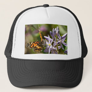 Orangefarbener Schmetterling auf wilder Hyazinthe Truckerkappe