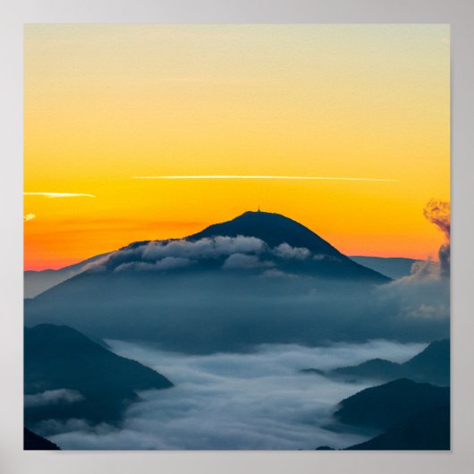 Orangefarbener Sonnenaufgang oberhalb von Uršlja g Poster (Vorne)