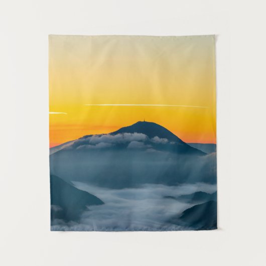 Orangefarbener Sonnenaufgang oberhalb von Uršlja g Wandteppich (Vorderseite)