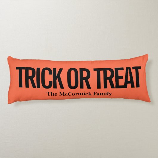 Orangefarbener und schwarzer Trick oder Familienna Seitenschläferkissen (Rückseite)