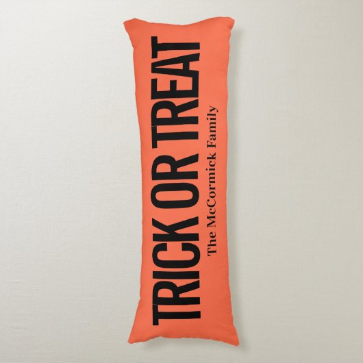 Orangefarbener und schwarzer Trick oder Familienna Seitenschläferkissen (Vorderseite Vertikal)