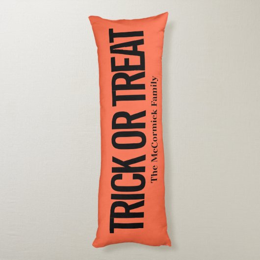 Orangefarbener und schwarzer Trick oder Familienna Seitenschläferkissen (Rückseite (Vertikal))