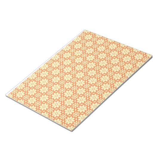 orangefarbener weißer Hintergrund mit Muster Notizblock (angewinkelt)
