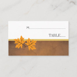 Orangefarbenes Ahorn-Blätter auf brauner Hochzeits Platzkarte