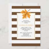Orangefarbenes Ahornblatt & Streifen Hochzeitspaar Einladung (Vorderseite)