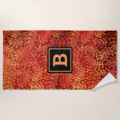 Orangefarbenes Blattmuster Monogramm fett modern Strandtuch (Vorderseite)