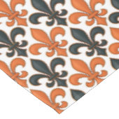 Orangefarbenes Fleur-de-lis-Muster Tischdecke (Schrägansicht)