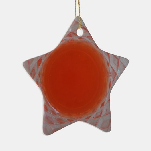 Orangefarbenes Getränk in Kristallglas Keramikornament (Rechts)