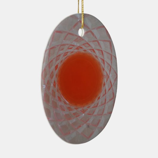 Orangefarbenes Getränk in Kristallglas Keramikornament (Rechts)