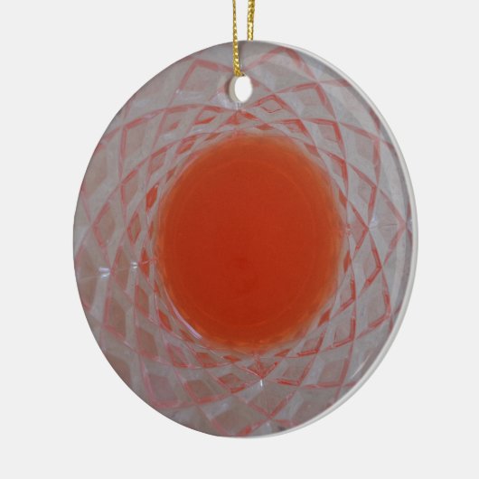 Orangefarbenes Getränk in Kristallglas Keramikornament (Links)