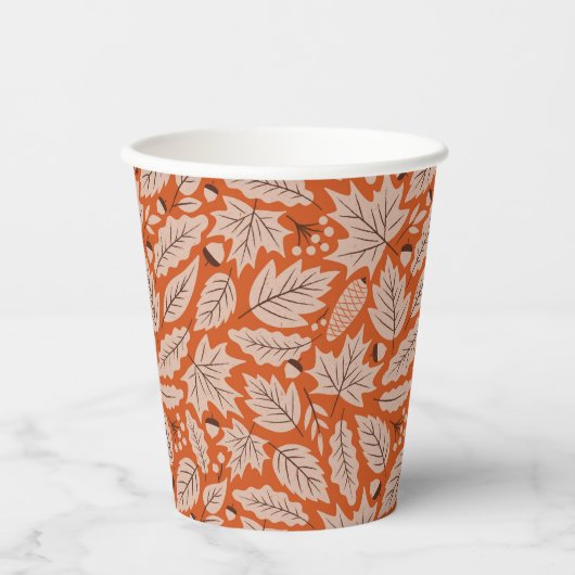 Orangefarbenes Herbstlaub- und Acornmuster Pappbecher (Vorderseite)
