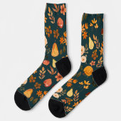 Orangefarbenes Herbstmuster auf tiefes Farngrün Socken (Linkes Detail)