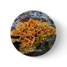 Orangefarbenes Huhn im Wald Pilz