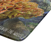 Orangefarbenes Huhn im Wald Pilz Schneidebrett (Ecke)