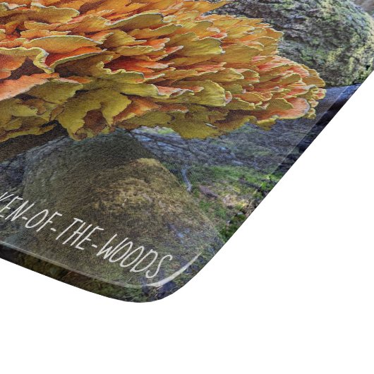 Orangefarbenes Huhn im Wald Pilz Schneidebrett (Ecke)