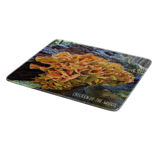 Orangefarbenes Huhn im Wald Pilz Schneidebrett (Ecke)