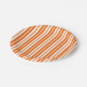 Orangefarbenes Muster für vertikale Streifen Pappteller (Schrägansicht)