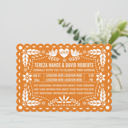 Orangefarbenes Papel Picado liebt Vögel Fest Hochz Einladung (Stehend Vorderseite)