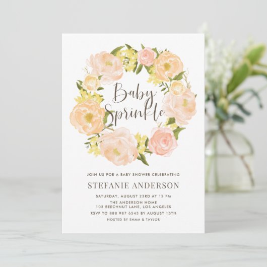 Orangefarbenes Peony Wreath Baby Sprinkle Einladung (Stehend Vorderseite)