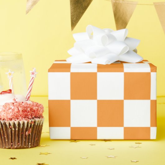Orangefarbenes Schachbrettmuster für den weißen Ka Geschenkpapier (Geburtstagsparty)