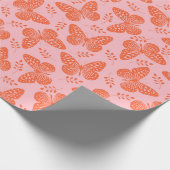 Orangefarbenes Schmetterlingsmuster im rosa Hinter Geschenkpapier (Ecke)