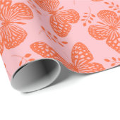 Orangefarbenes Schmetterlingsmuster im rosa Hinter Geschenkpapier (Rolleneckpunkt)