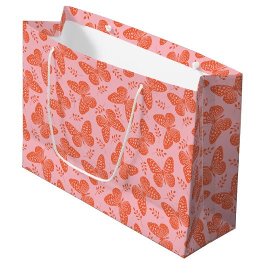 Orangefarbenes Schmetterlingsmuster im rosa Hinter Große Geschenktüte (Vorderseite Schrägansicht)