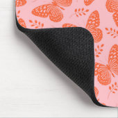Orangefarbenes Schmetterlingsmuster im rosa Hinter Mousepad (Ecke)