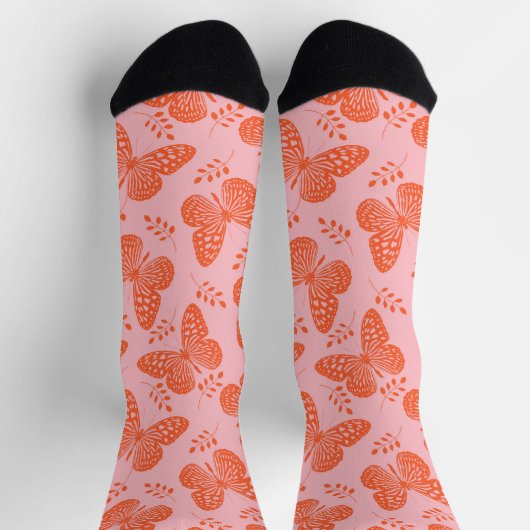 Orangefarbenes Schmetterlingsmuster im rosa Hinter Socken (Oben)