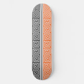 Orangefarbenes Schwarz-Griechischer Schlüssel-Must Skateboard (Vorderseite)