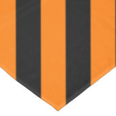 Orangefarbenes Schwarz Streifen Muster Halloween-P Tischdecke (Schrägansicht)
