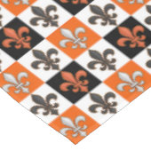 Orangefarbenes Schwarz-weißes Fleur-de-lis-Design Tischdecke (Schrägansicht)