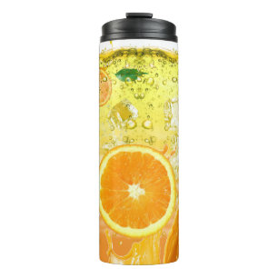 Orangefarbenes Sommergetränk mit Eiskuben Thermosbecher