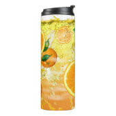 Orangefarbenes Sommergetränk mit Eiskuben Thermosbecher (Nach links gedreht)