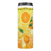 Orangefarbenes Sommergetränk mit Eiskuben Thermosbecher (Rückseite)
