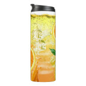 Orangefarbenes Sommergetränk mit Eiskuben Thermosbecher (Nach rechts gedreht)