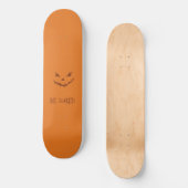 Orangefarbenes und Beängstigend geschnitztes Kürbi Skateboard (Vorderseite)