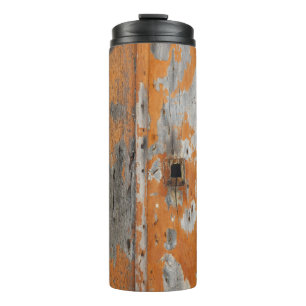 Orangefarbenes und braunes Holzbrett Thermosbecher