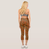 Orangefarbenes und grünes Grasdesign Capri Leggings (Rückseite)