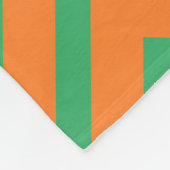 Orangefarbenes und grünes Zickzack Muster Fleecedecke (Ecke)