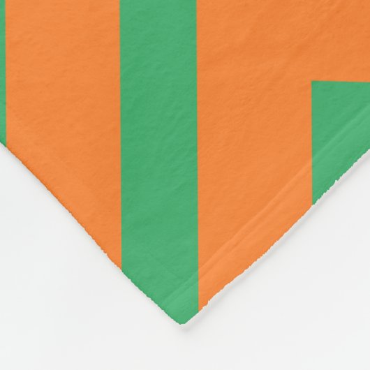 Orangefarbenes und grünes Zickzack Muster Fleecedecke (Ecke)