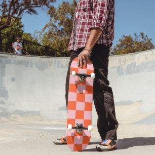 Orangefarbenes und rosafarbenes Prüfmuster Skateboard
