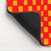 Orangefarbenes und rotes kariertes Prüfplatinenmus Mousepad (Ecke)
