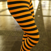 Orangefarbenes und schwarz gestreiftes Halloween-L Leggings