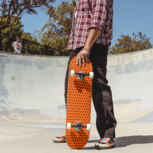 Orangefarbenes und schwarzes Skateboard